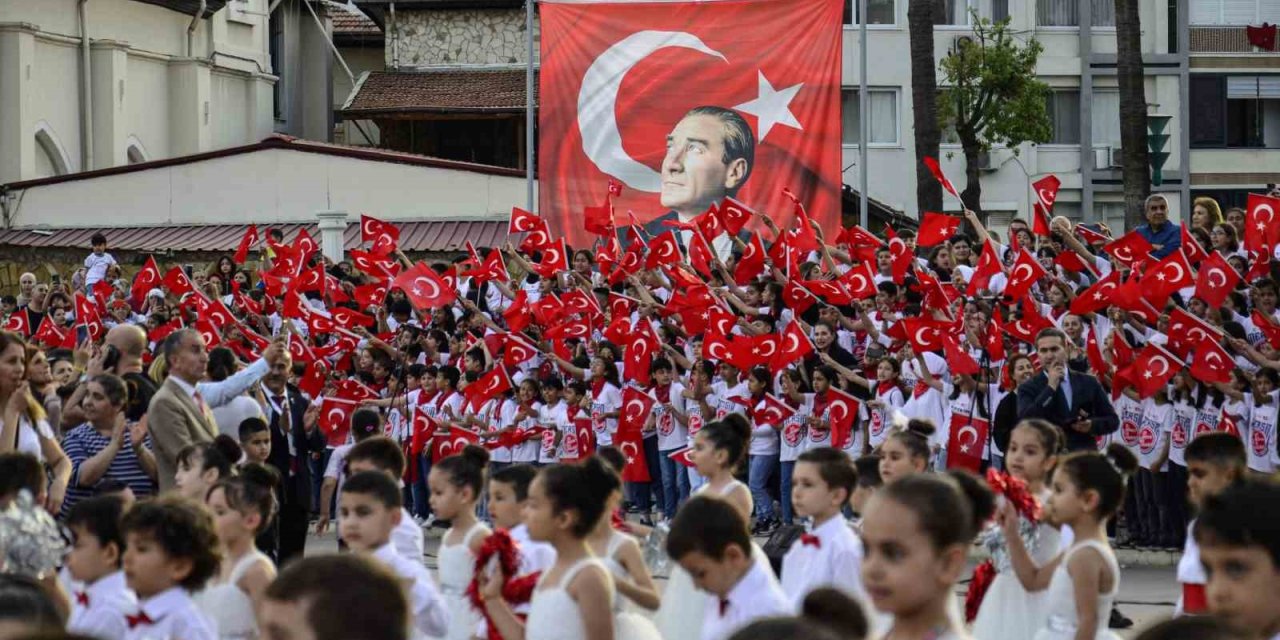 Mersin’de ’1923 Öğrenci 23 Nisan’ Konseri Verdi