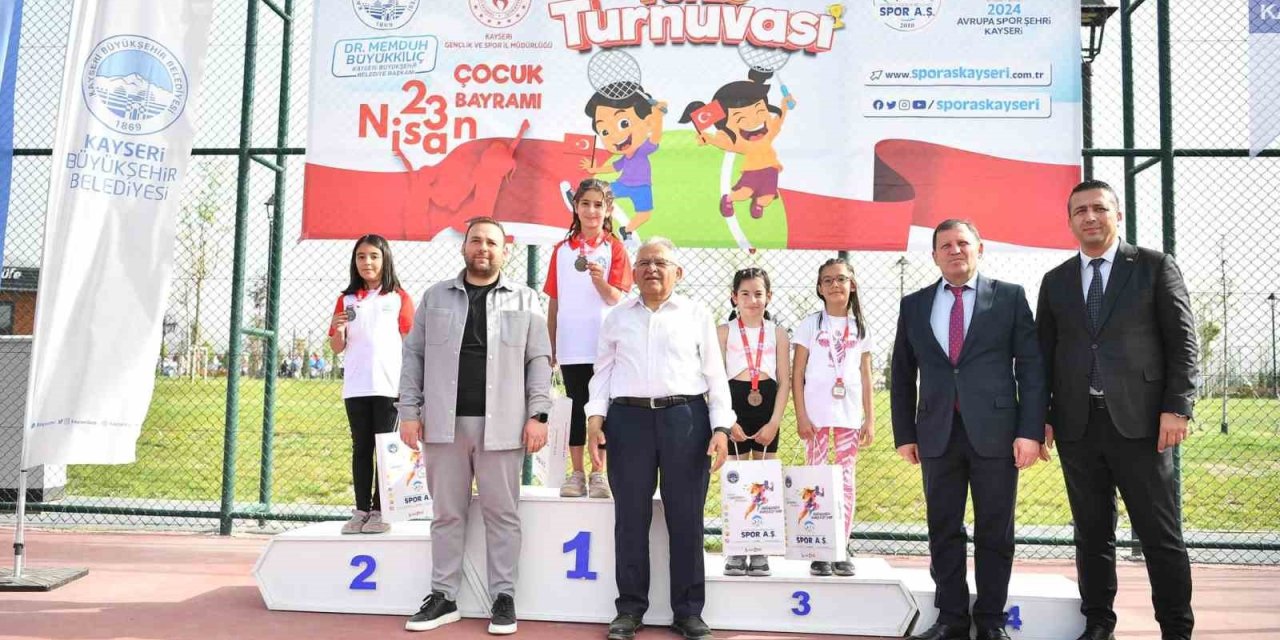 Geleceğin Tenisçilerine Madalyalarını Başkan Büyükkılıç Verdi