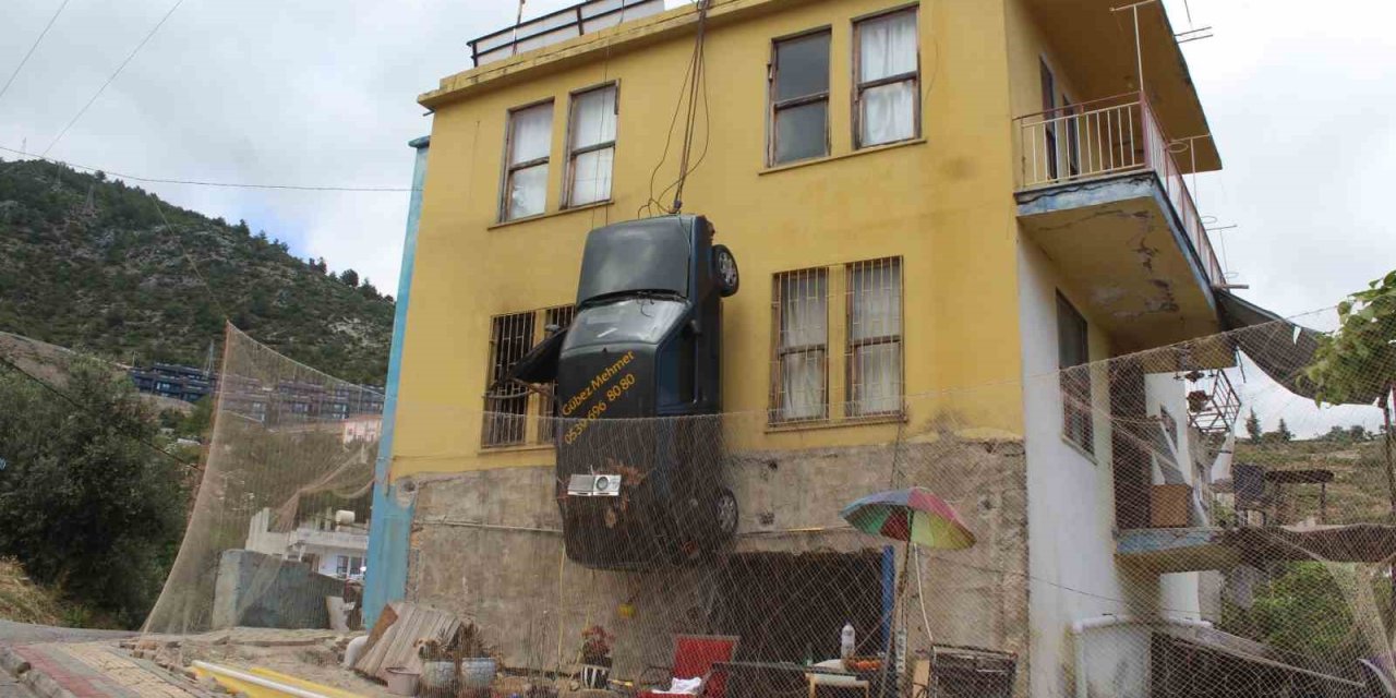 Alanya’da Duvara Asılı Cezalı Otomobile Teklif Yağıyor