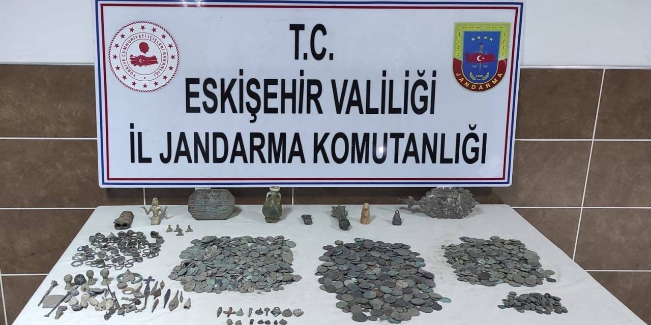 Jandarma Ekipleri Bin 866 Adet Tarihi Eser Ele Geçirdi