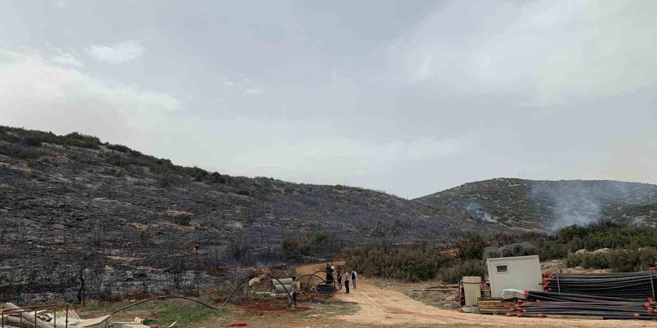Korkuteli’nde Çıkan Yangında 60 Dönümlük Çalılık Alan Yandı