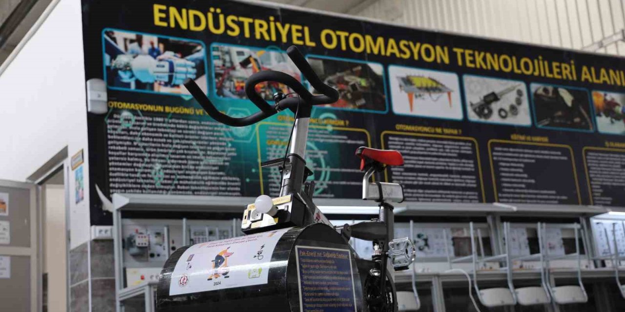 Liseli Genç Kondisyon Bisikletinde Harcadığı Enerjiyi Elektriğe Çevirdi