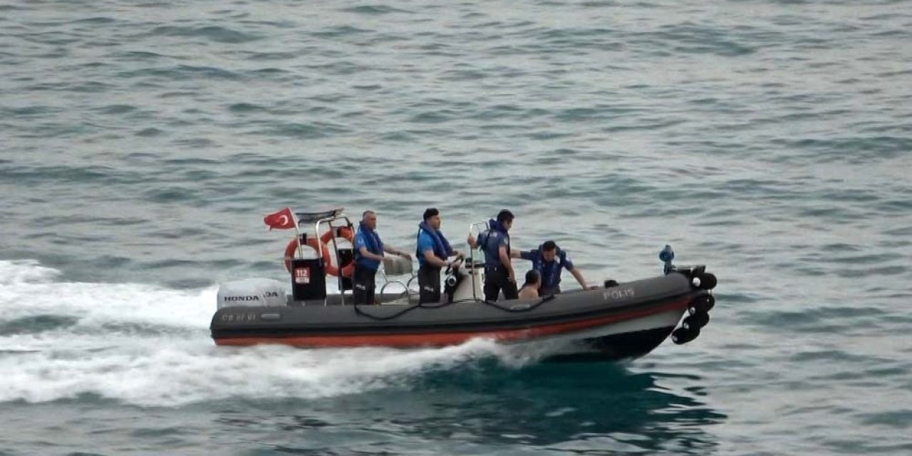 Denize Atlarken Ayağını Kayalara Çarpan Genç Kız Falezlerde Mahsur Kaldı