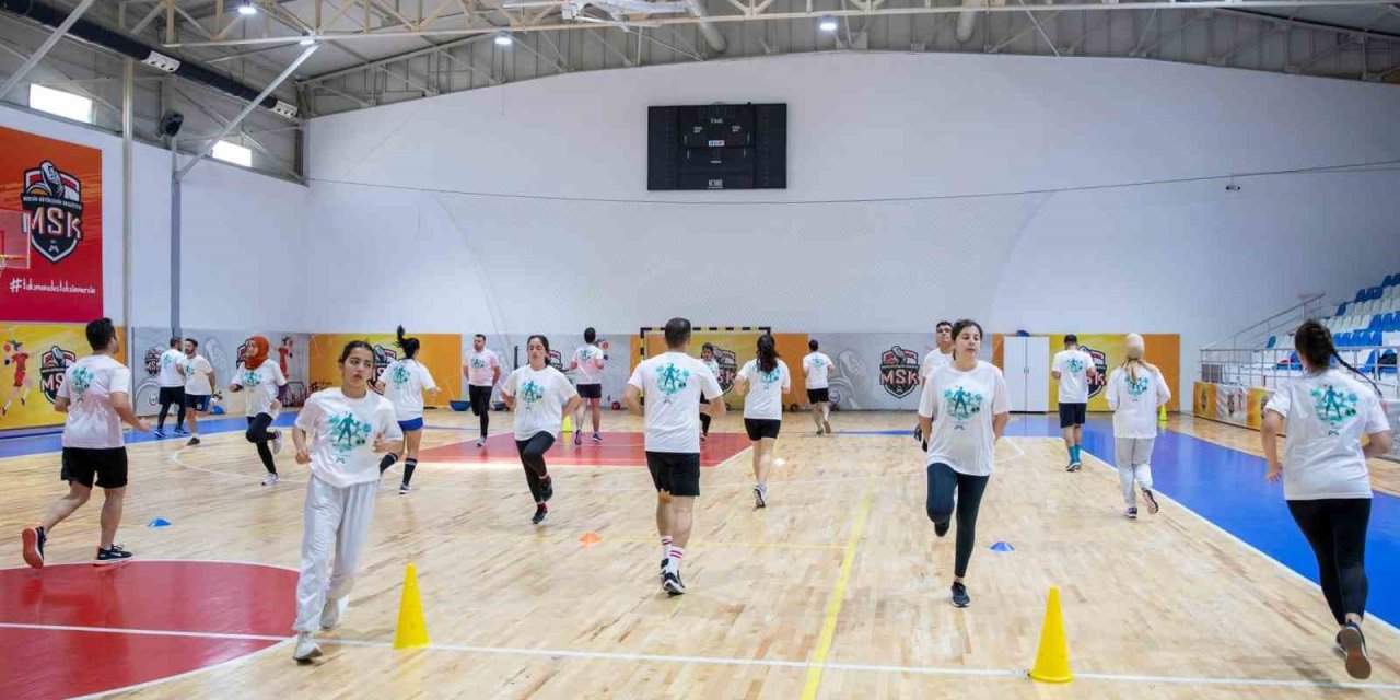 Mersin’de Gençler, Belediyenin Açtığı Fiziksel Yeterlilik Kursunda Sınavlara Hazırlanıyor