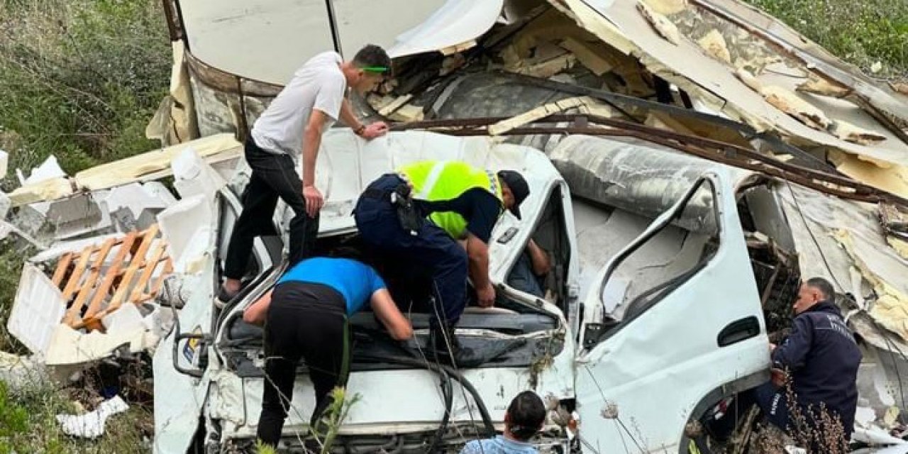 Freni Tutmayan Kamyonet Devrilip Paramparça Oldu, Yaralı Sürücü Hastaneye Kaldırıldı