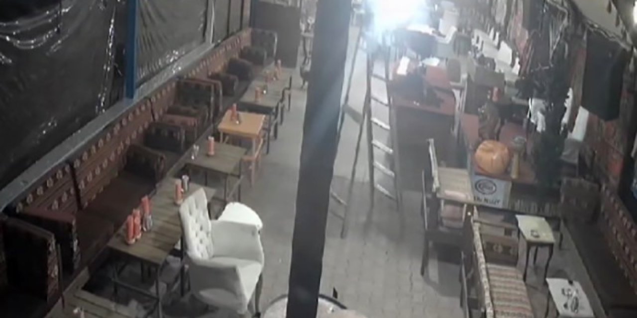 Tavandaki Lambaları Düzeltirken Elektrik Akımına Kapılarak 4 Metreden Düştü, O Anlar Kameraya Yansıdı