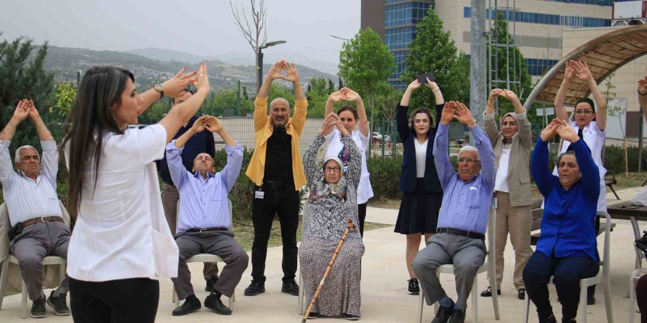 65 Yaş Üstü Hastalar Hastane Bahçesinde Egzersiz Yaptı
