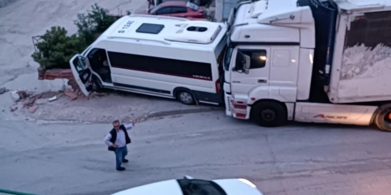 Park Halindeyken Freni Patlayan Tır Minibüse Çarptı