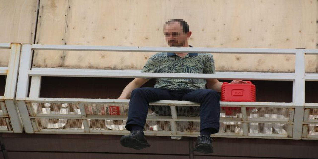 Elinde Benzin Bidonu İle Üst Geçide Çıkıp Annesine Ve Polislere Zor Anlar Yaşattı