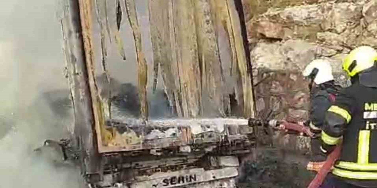 Tarsus’ta Cam Yüklü Tır Yandı