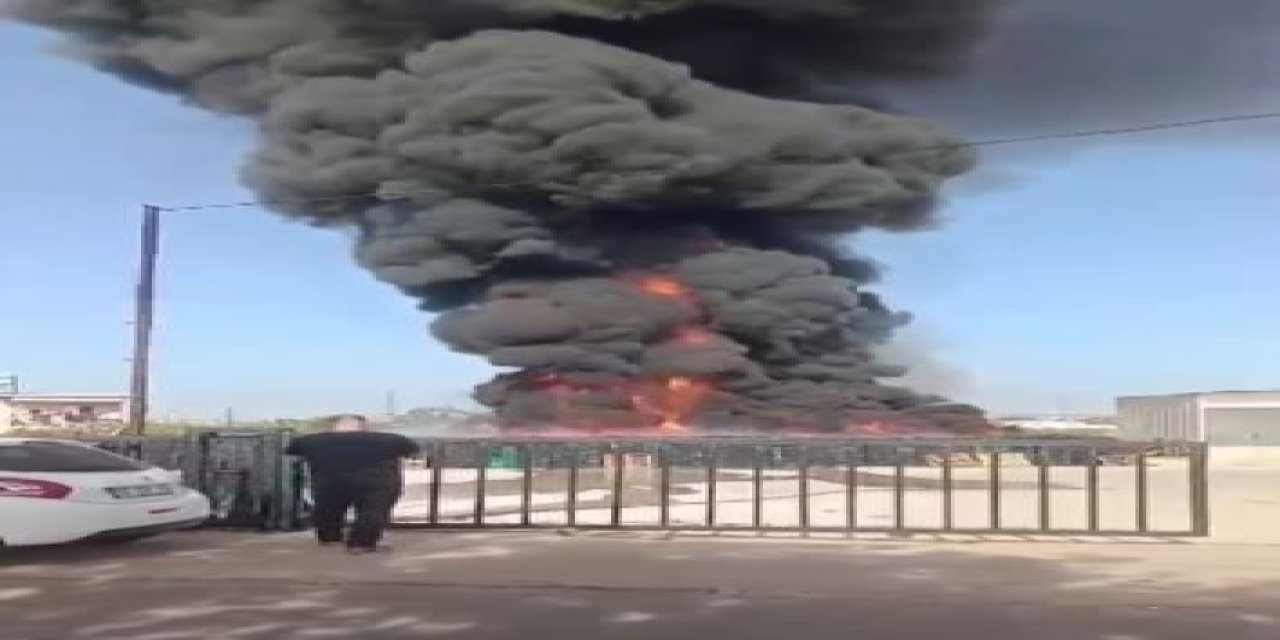 Deponun Bahçesindeki Plastik Kasalar Yandı, Siyah Dumanlar Gökyüzünü Kapladı