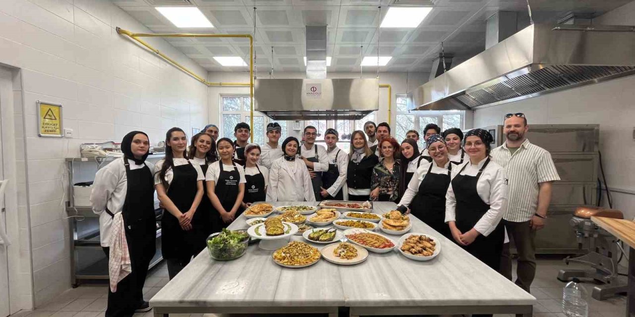 6 Yabancı Öğrenci, Türk Aşçı Adayları İle Yemek Yaptı