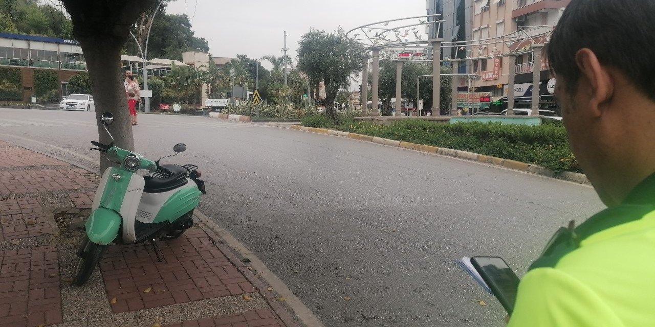 Otomobile Çarpmamak İçin Frene Basıp Devrilen Motosikletin Sürücüsü Yaralandı