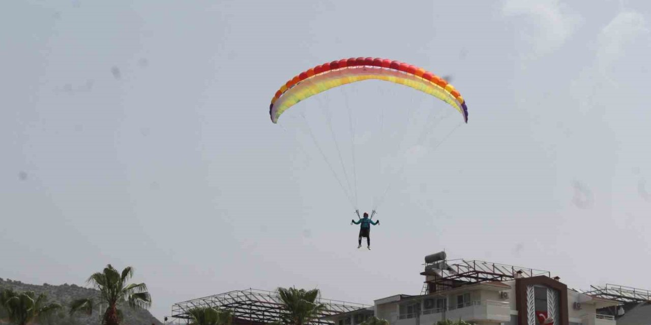Alanya Semaları Yamaç Paraşütleriyle Renklendi