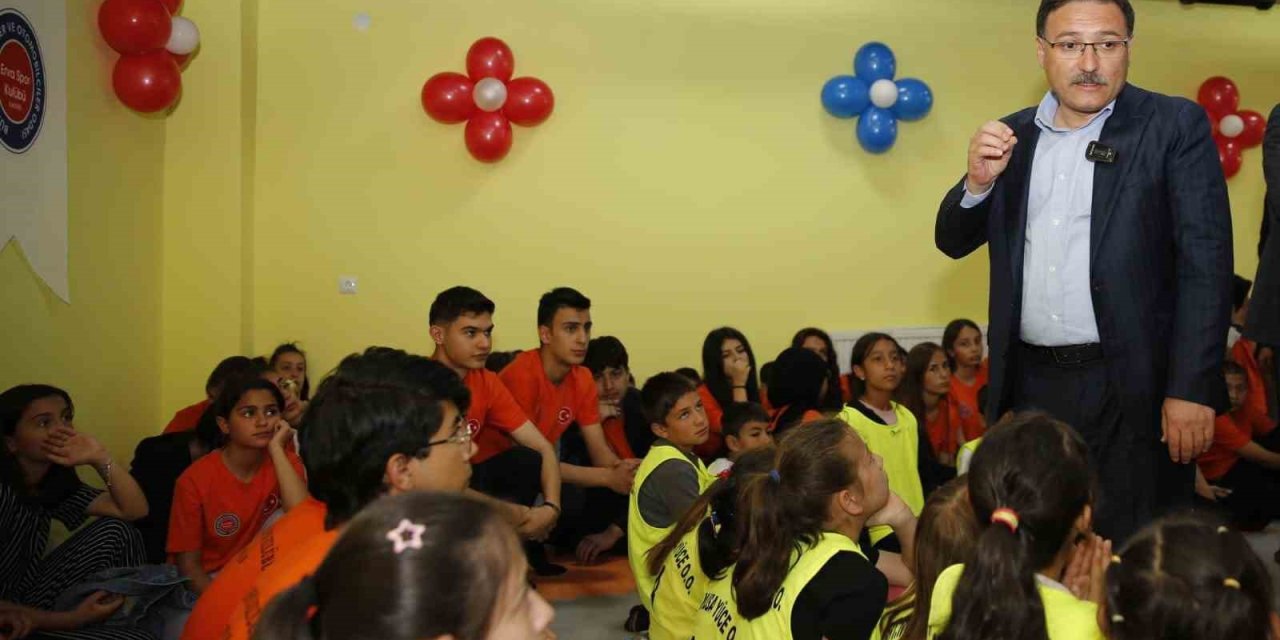 Vali Çiçek, Öğrencileri İlmek İlmek İşliyor