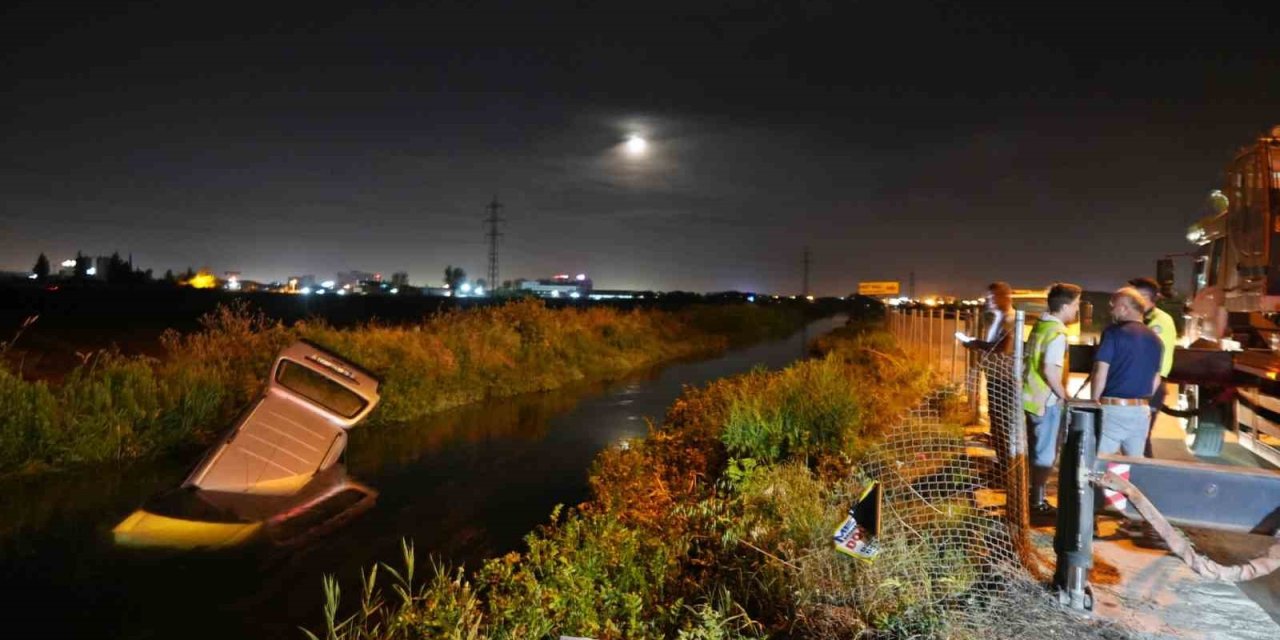 Otomobil Su Kanalına Uçtu: Öldüğü Düşünülen Sürücünün Yüzerek Kaçtığı Ortaya Çıktı