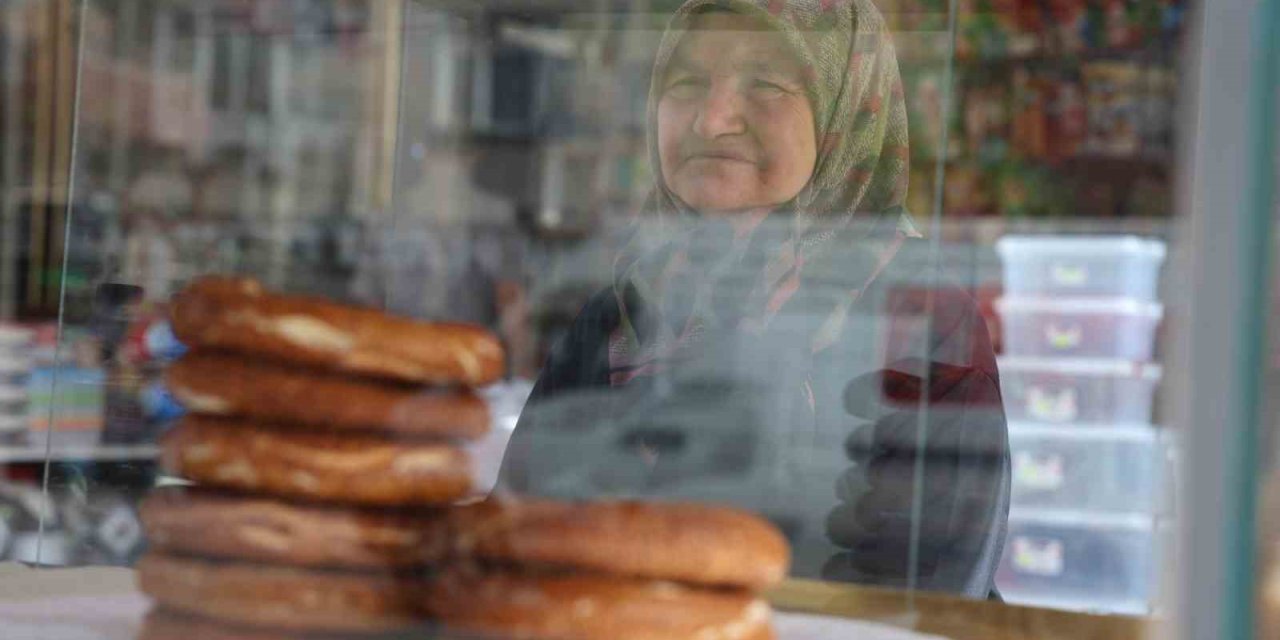 Eşinden Tezgahı Aldı, 17 Yıldır Müşterilerinin ’simitçi Teyzesi’ Oldu