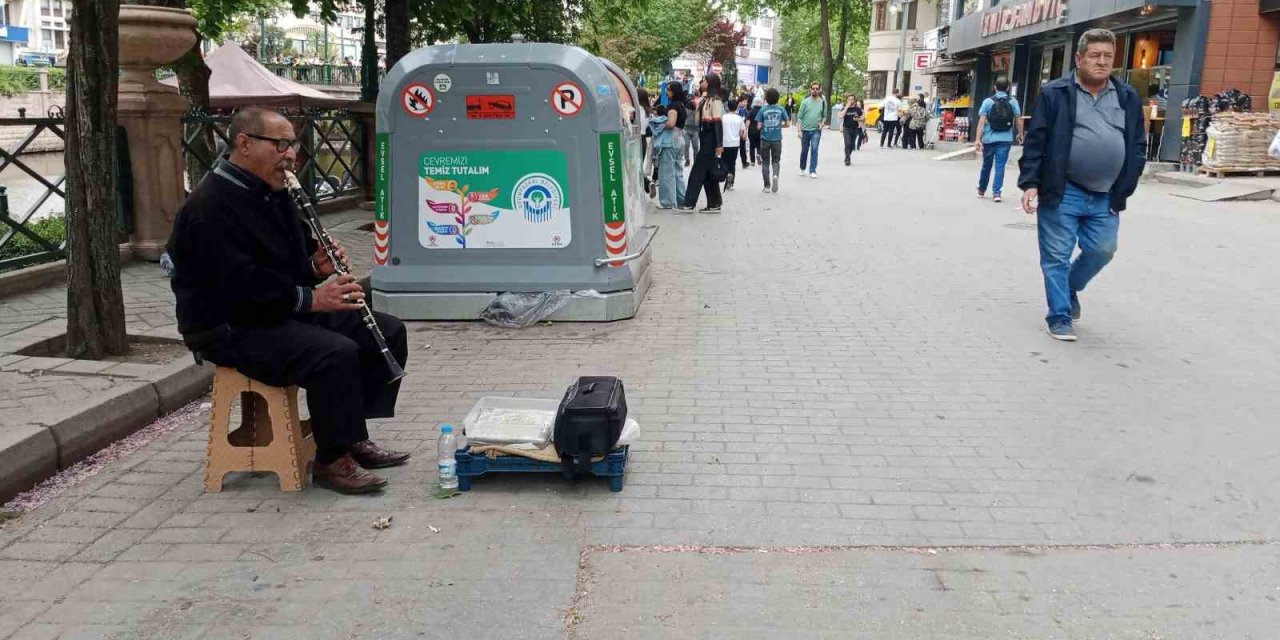 Sıcak Havaları Fırsat Bilen Sokak Müzisyenleri Daha Fazla Çalışmaya Başladı