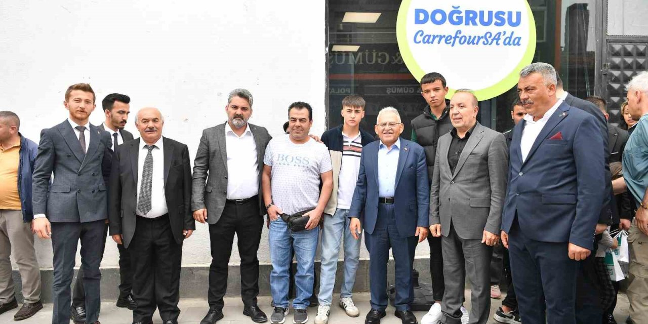 Başkan Büyükkılıç, Pınarbaşı Esnafı Ve İlçe Sakinleriyle Kucaklaştı