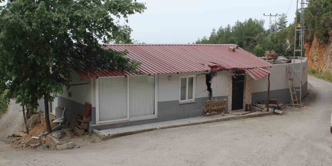 Yamaç Paraşütçülerini İndirdikten Sonra Freni Boşalan Safari Aracı Boş Eve Daldı