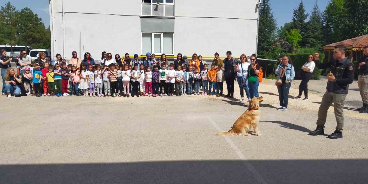 Mithat Paşa İlkokulu’nun Ana Sınıfı Öğrencileri Velileri Ve İdari Personeli Eskişehir Emniyet Müdürlüğü’nü Ziyaret Etti