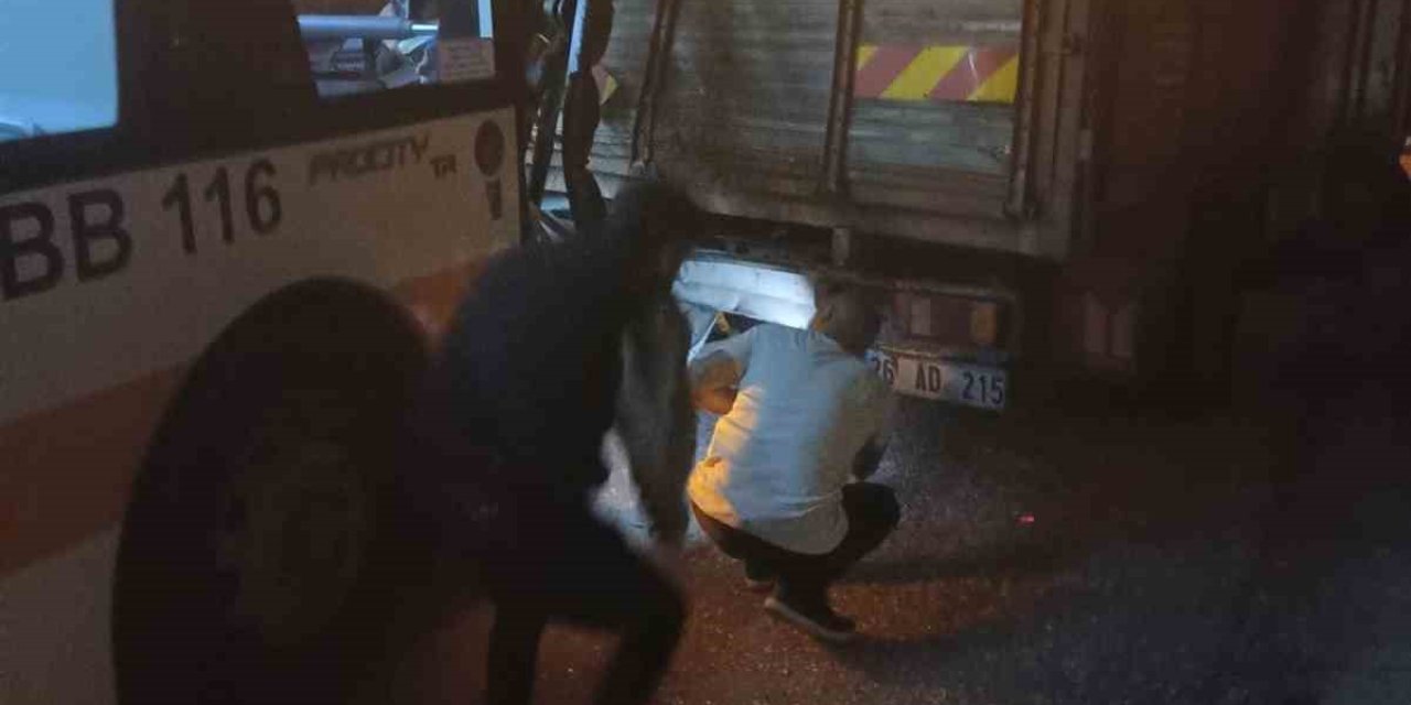 Park Halindeki Kamyona Arkadan Çarpan Otobüsün Boş Olması Faciayı Önledi