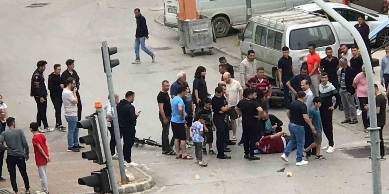 Yaralının Yardımına Koştular Kaçan Otomobilin Altında Kalmaktan Saniyelerle Kurtuldular