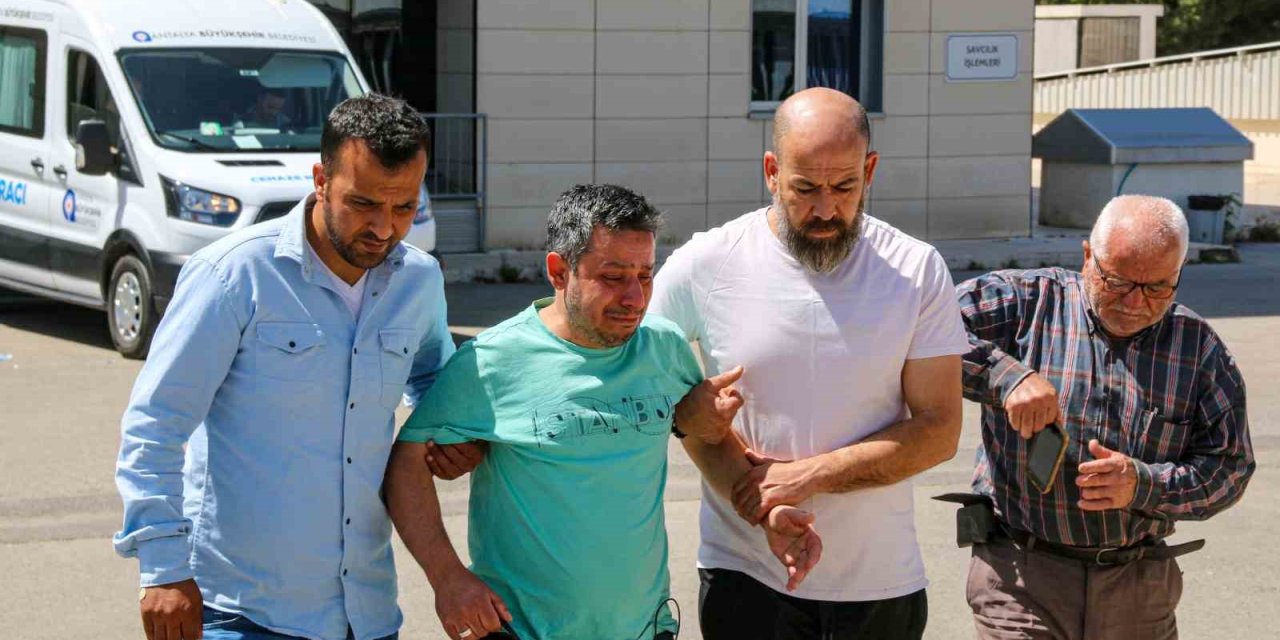 Trafik Tartışmasında Eşi Ve Kızının Gözü Önünde Bıçaklanarak Öldürüldü