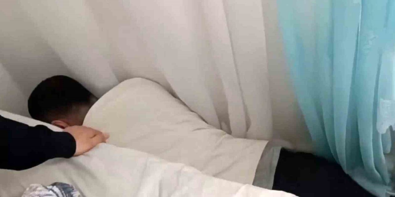 Yakalanmamak İçin Baza İle Duvar Arasına Saklandı