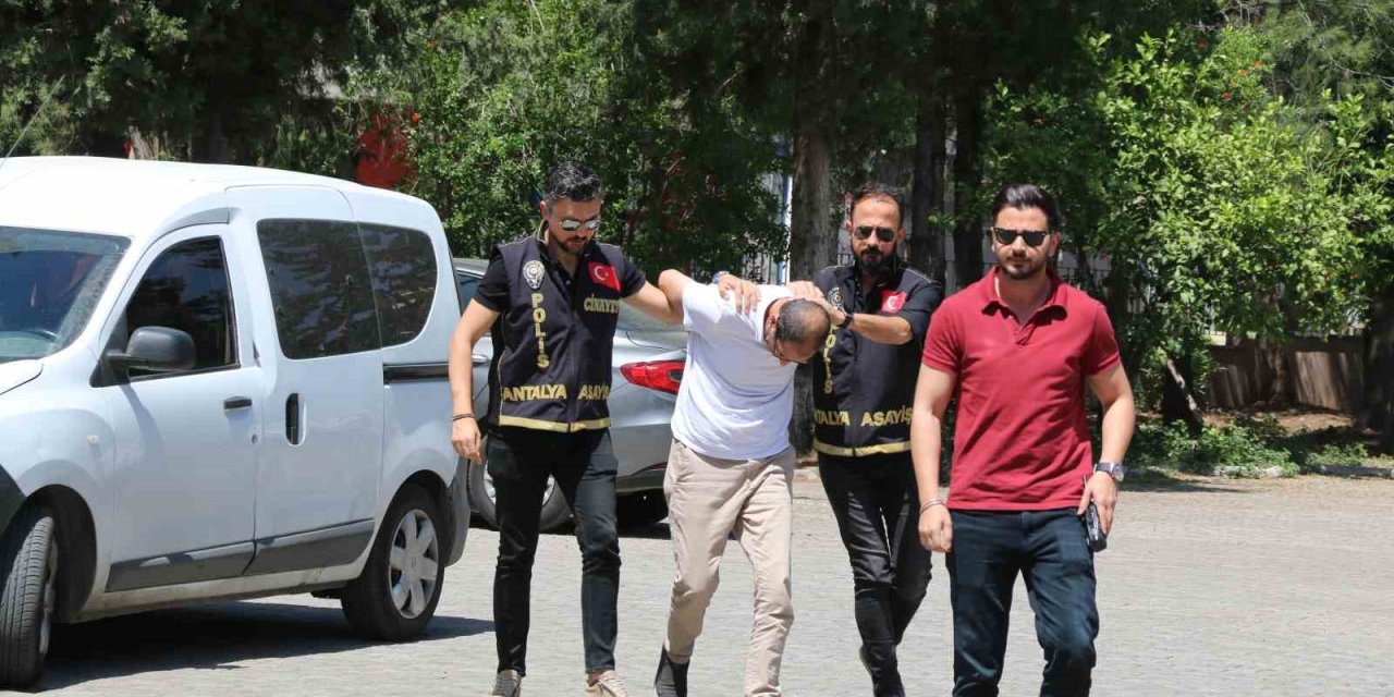 Trafikte Tartıştığı Kişiyi Eşi Ve Kızının Gözü Önünde Bıçaklayarak Öldüren Zanlı Adliyeye Sevk Edildi