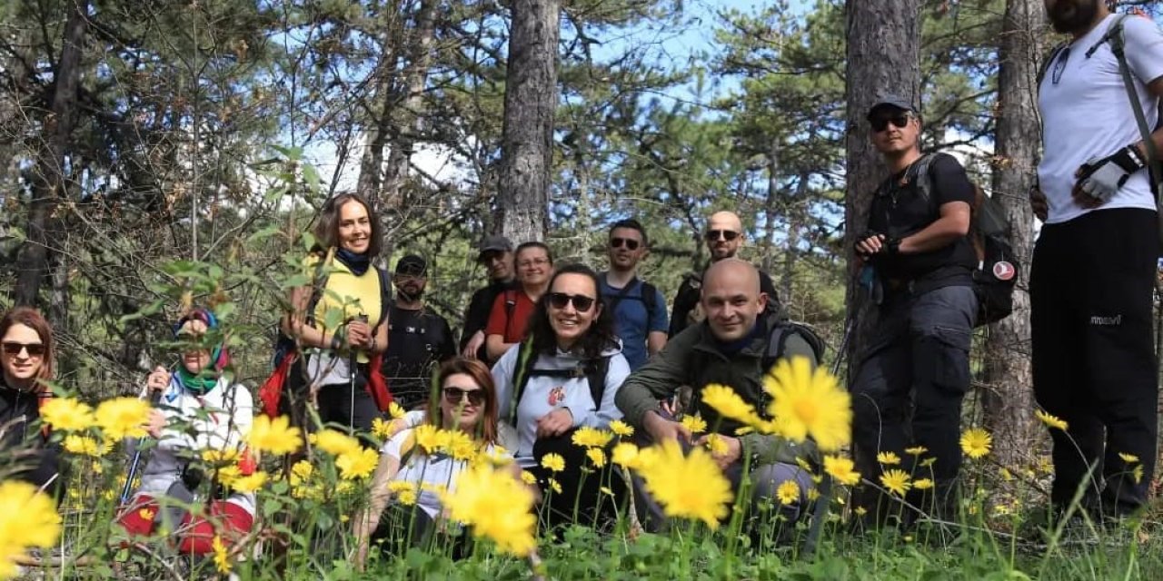 Eskişehirli Doğa Tutkunları Çiçekler Arasında Yürüyüş Yaptı