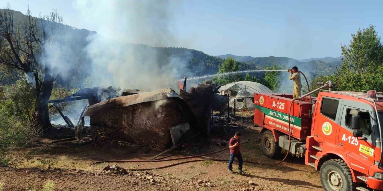 Çıkan Yangında Ev Kullanılamaz Hale Geldi