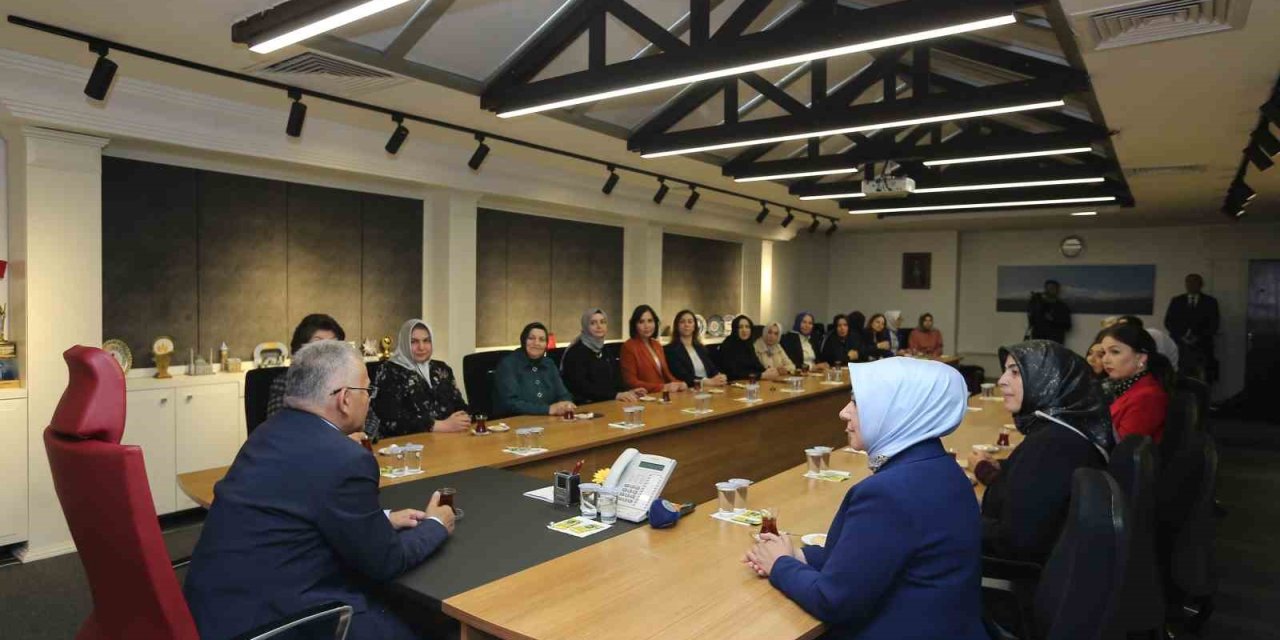 Başkan Büyükkılıç, Ak Partili Kadınları Ağırladı