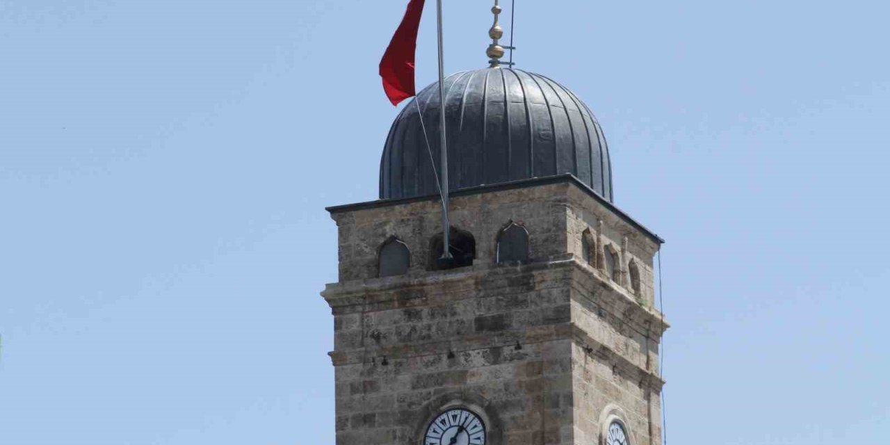 Antalya’da Saat Kulesi’ne Dikilen Bayrağa Yapılan İtiraza Vali Şahin Son Noktayı Koydu