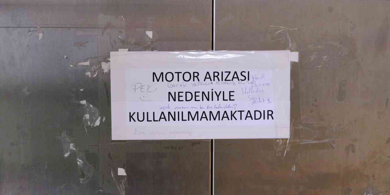 Bozulan Asansörün Üzerindeki Kağıtta Geçen Komik Diyalog Dikkat Çekti