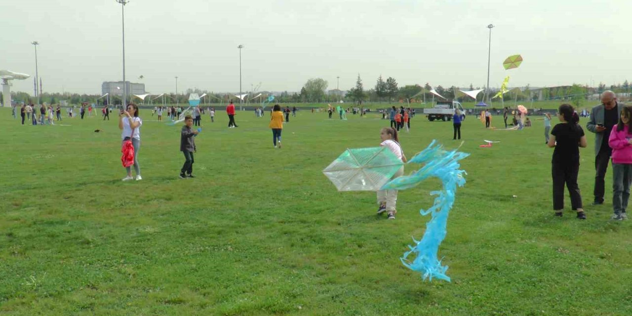 Küçük Öğrenciler Yaptıkları Uçurtmaları Gökyüzü İle Buluşturdu