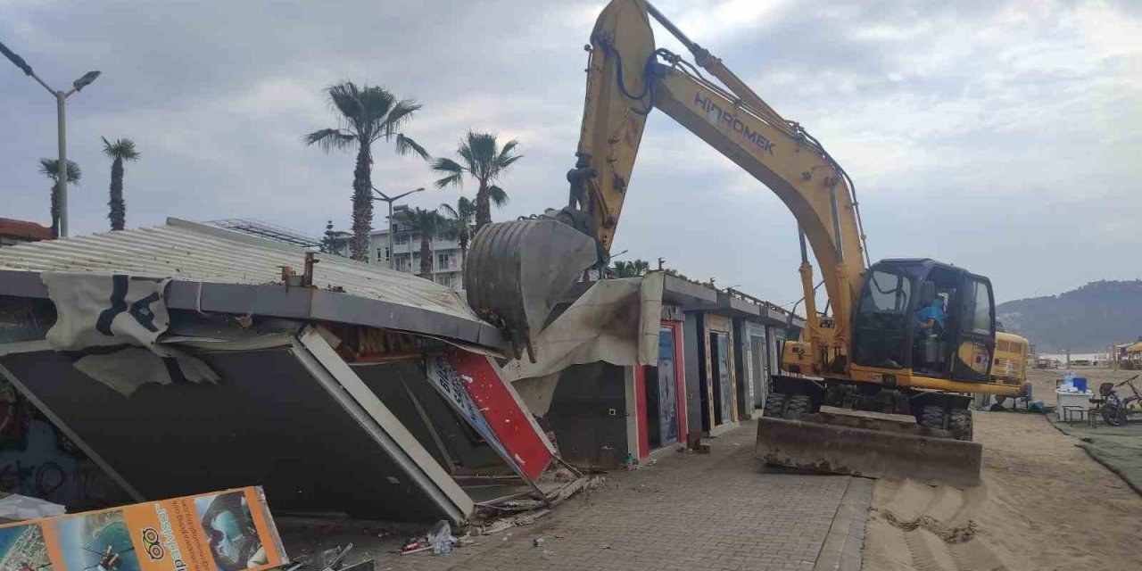 Alanya Sahilindeki Barakalar Yıkıldı