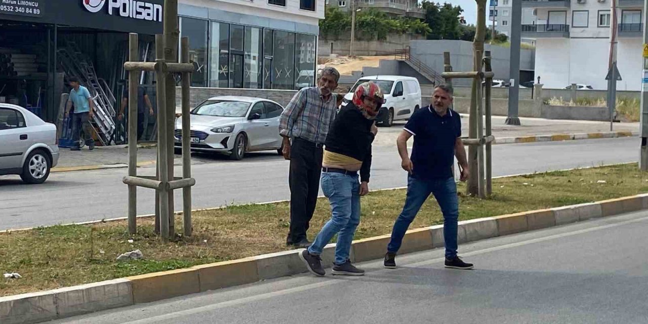 (düzeltme) Motosiklet Sürücüsü Kaskı Sayesinde Kazayı Ucuz Atlattı