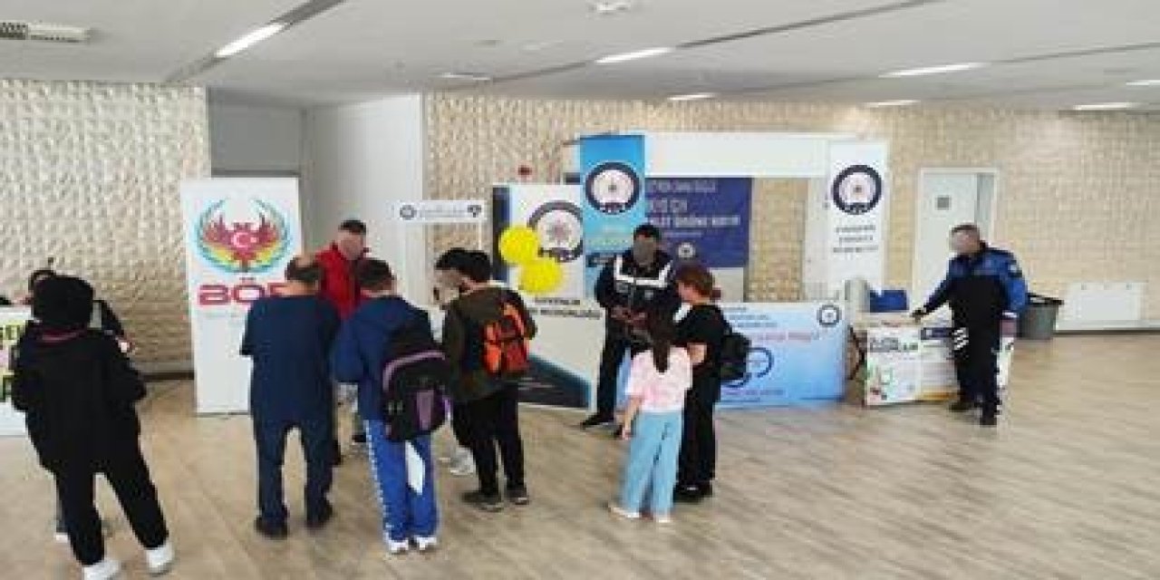 Polis Ekipleri Kitap Fuarında Vatandaşları Bilgilendiriyor