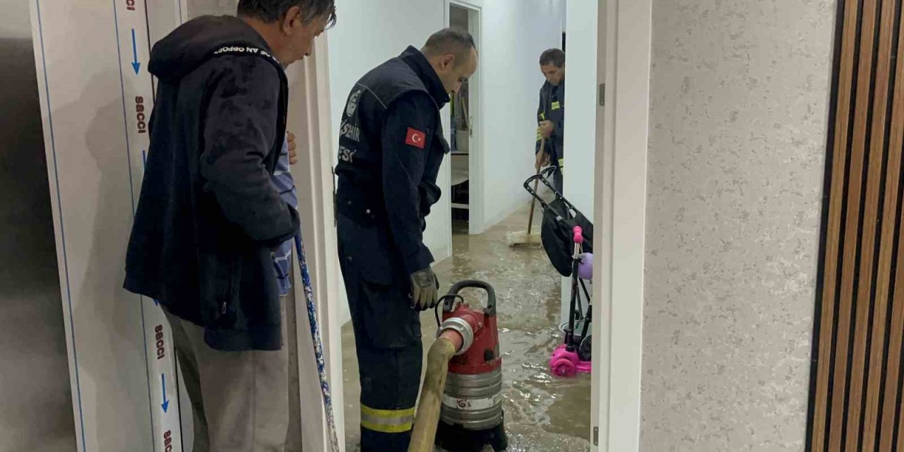 Eskişehir’de Sağanak Nedeniyle Yollar Göle Döndü, Giriş Katları Su Bastı