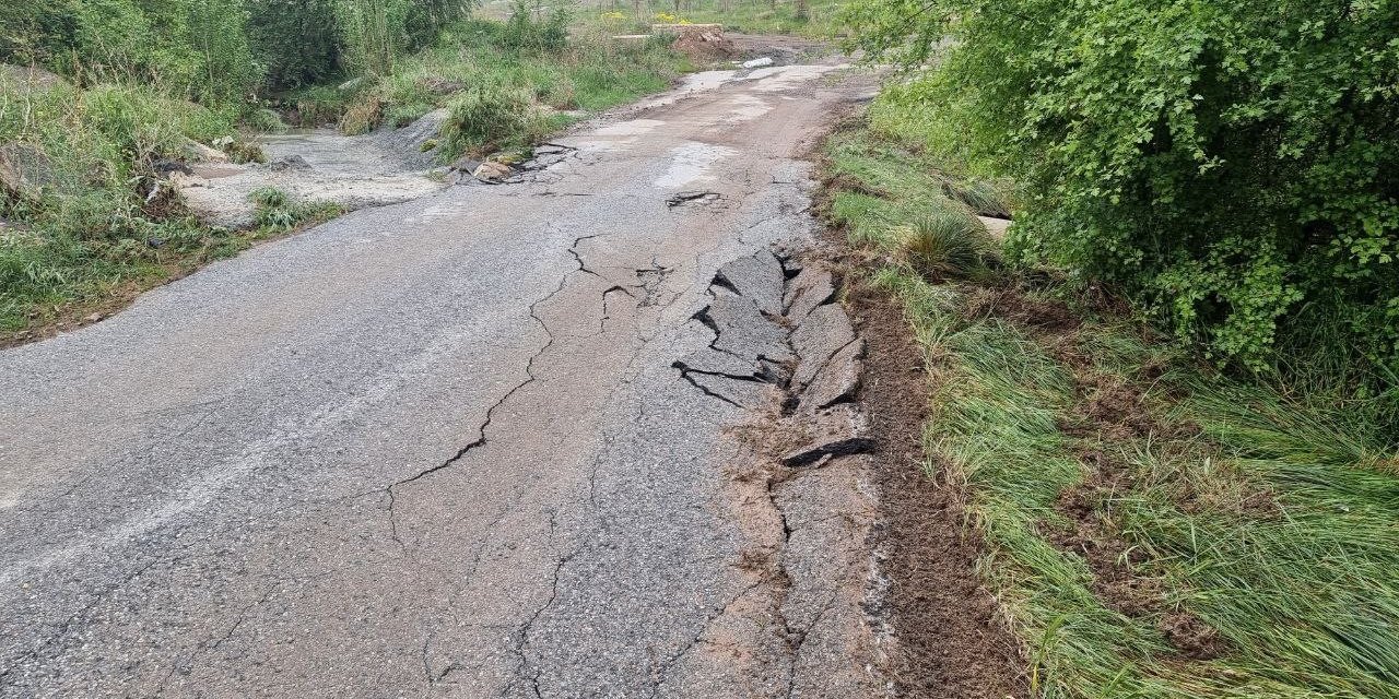 Yağmur Suyu Taşkını Asfaltı Çökertti