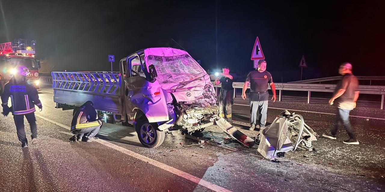 Kamyona Arkadan Çarpan Kamyonet Sürücüsü Yaralandı