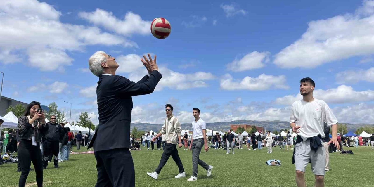Rektör Özcan Performansı Öğrencilere Taş Çıkardı