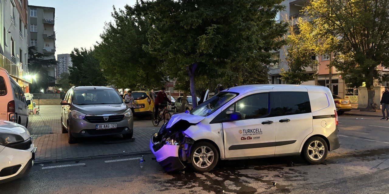 2 Araç Çarpıştı: 2 Yaralı