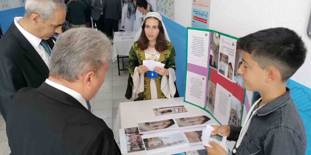 Öğrenciler Bilimsel Çalışmalarını Sergiledi