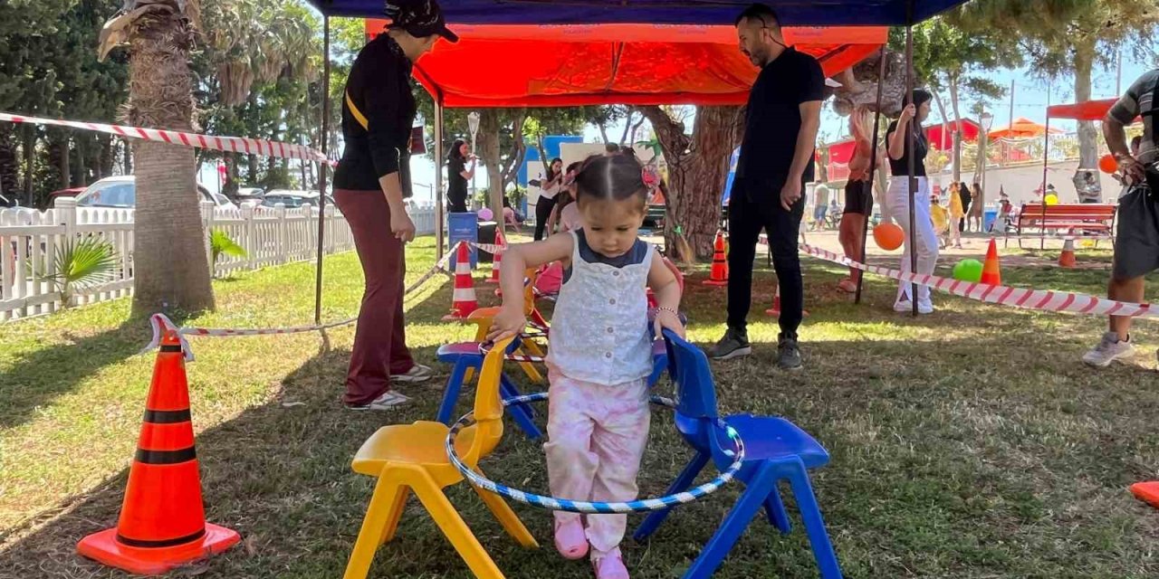 Bebek Parkında  Ebeveynler Ve Bebekler Cimnastik Yapıp Eğlendi