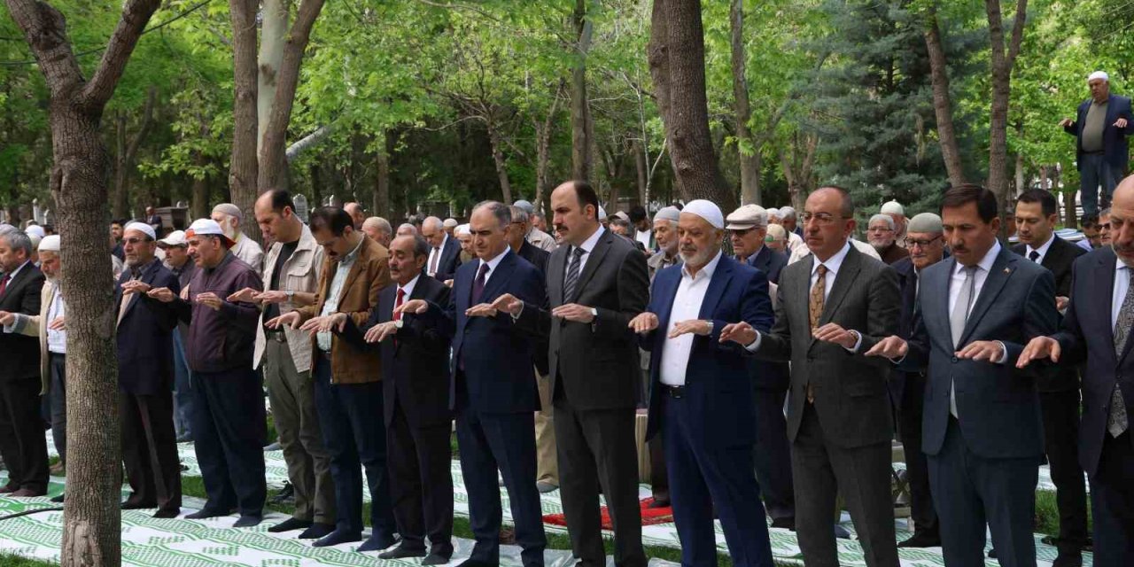 Namazgah’ta Eller Yağmur İçin Semaya Kalktı