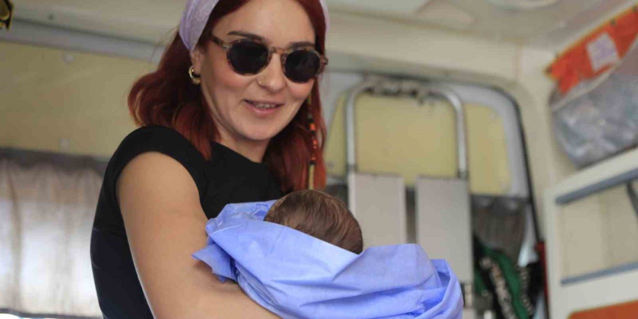 Hurdaya Dönen Araçtan Çıkan Bebek Ve Çocuğa ’112 Acil Anne’