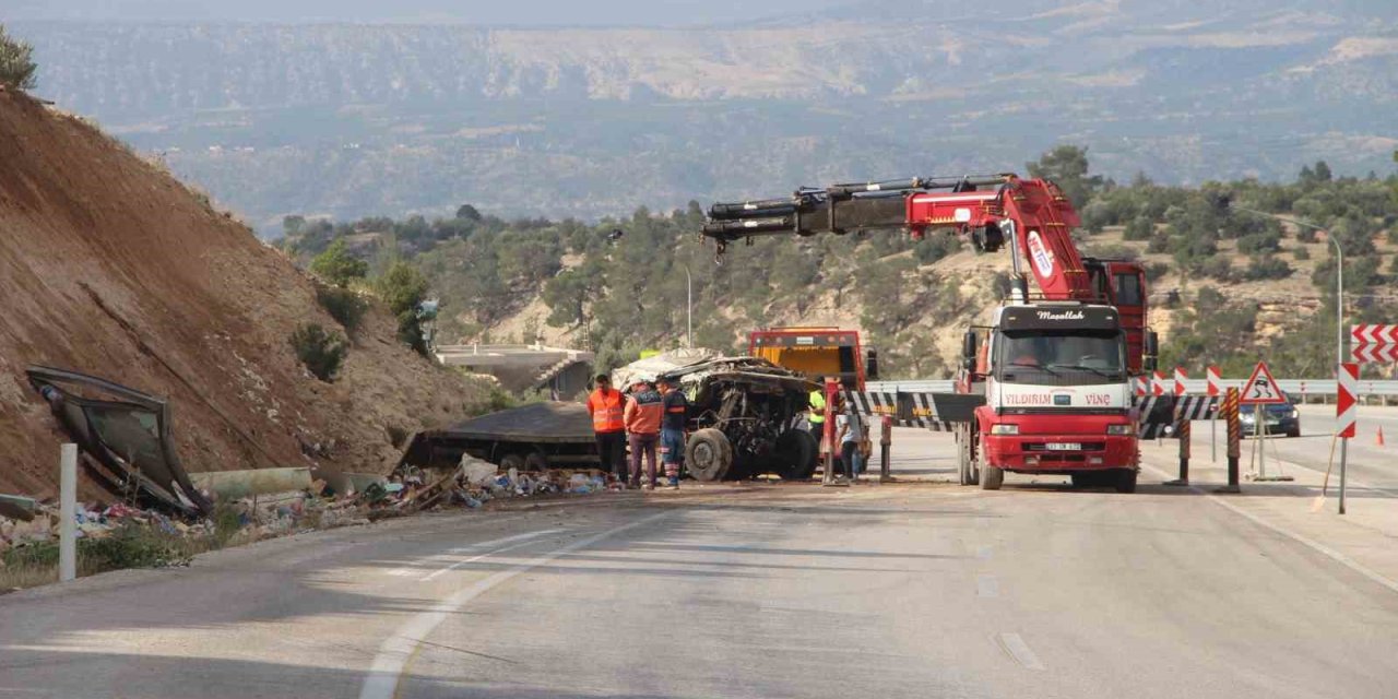 Ölüm Virajında Kamyon Hurdaya Döndü, Sürücü Hayatını Kaybetti