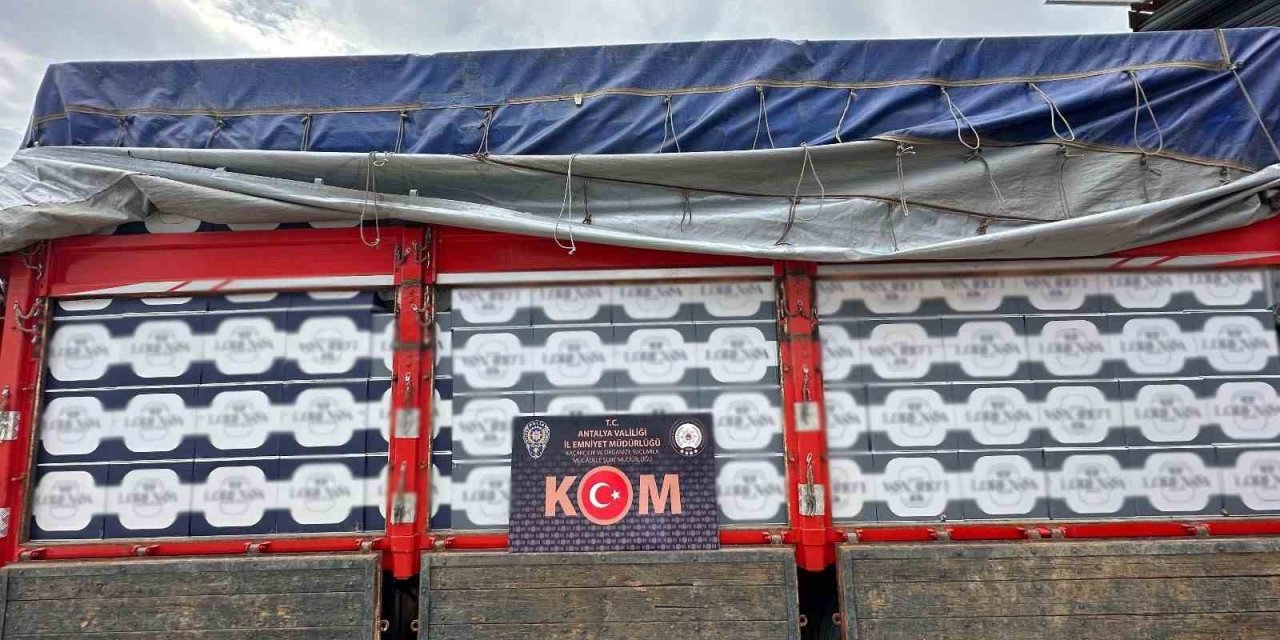 Antalya’da Kamyonda 8 Milyon Adet Boş Makaron Ele Geçirildi